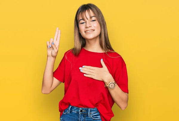 Teenager Kaukasisches Mädchen Lässigem Rotem Shirt Lächelnd Fluchend Mit Der — Stockfoto