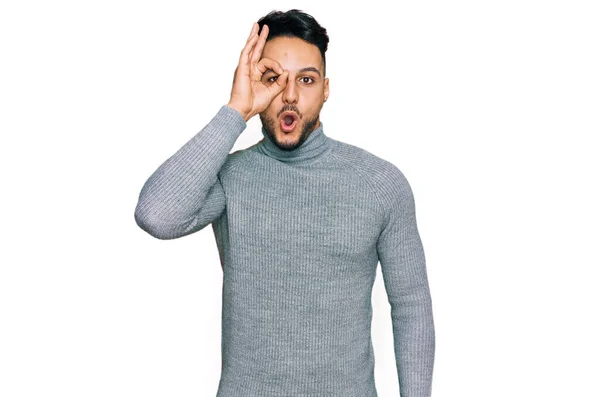 Junger Arabischer Mann Lässiger Kleidung Der Mit Überraschtem Gesicht Und — Stockfoto