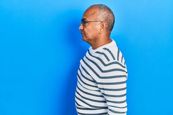 Lateinamerikanischer Mann Mittleren Alters Trägt Lässige Kleidung Und Brille Die — Stockfoto