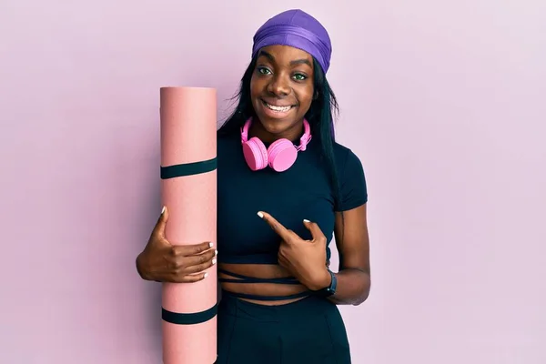 Νεαρή Αφροαμερικανή Που Φοράει Ρούχα Γυμναστικής Κρατώντας Στρώμα Γιόγκα Χαμογελώντας — Φωτογραφία Αρχείου