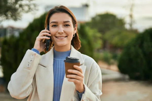 Jovem Hispânica Falando Smartphone Bebendo Café Parque — Fotografia de Stock