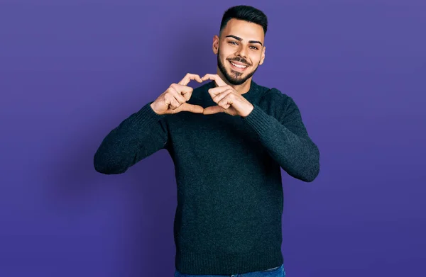 Jeune Homme Hispanique Avec Barbe Portant Pull Hiver Décontracté Souriant — Photo