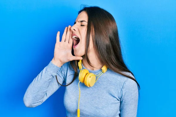 Joven Adolescente Morena Con Auriculares Cuello Gritando Gritando Fuerte Lado —  Fotos de Stock