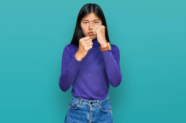 Mooie Jonge Aziatische Vrouw Dragen Casual Kleding Klaar Vechten Met — Stockfoto