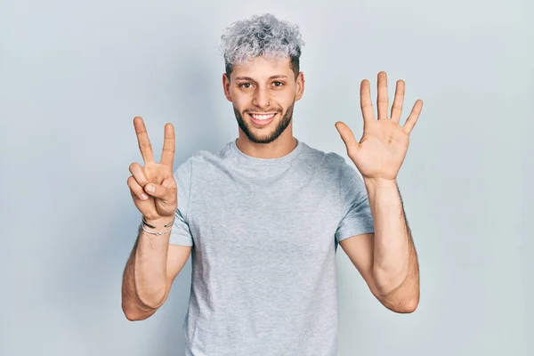 Jonge Latijns Amerikaanse Man Met Modern Geverfd Haar Casual Grijs — Stockfoto