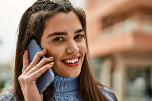 若いですヒスパニック系の女の子笑顔幸せな話上のスマートフォンで街 — ストック写真