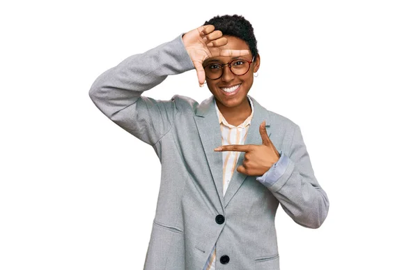 Jovem Afro Americana Vestindo Roupas Negócios Sorrindo Fazendo Moldura Com — Fotografia de Stock