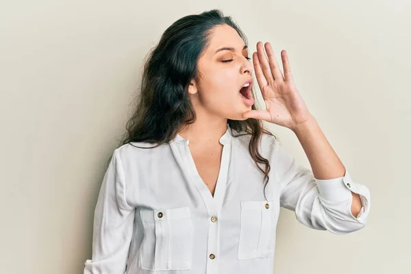 Mooie Midden Oosterse Vrouw Draagt Casual Kleding Schreeuwend Schreeuwend Luid — Stockfoto