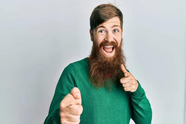 Hombre Pelirrojo Con Barba Larga Usando Ropa Casual Señalando Con —  Fotos de Stock