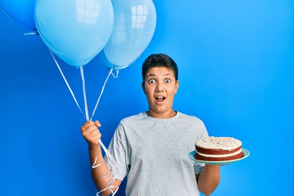 Tiener Hispanic Jongen Vieren Verjaardag Met Taart Houden Ballonnen Vieren — Stockfoto
