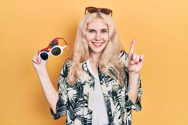 Bella Donna Caucasica Con Capelli Biondi Che Tiene Molti Occhiali — Foto Stock