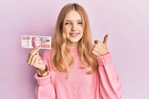 Krásná Mladá Běloška Drží 500 Švédských Korun Bankovky Úsměvem Šťastný — Stock fotografie