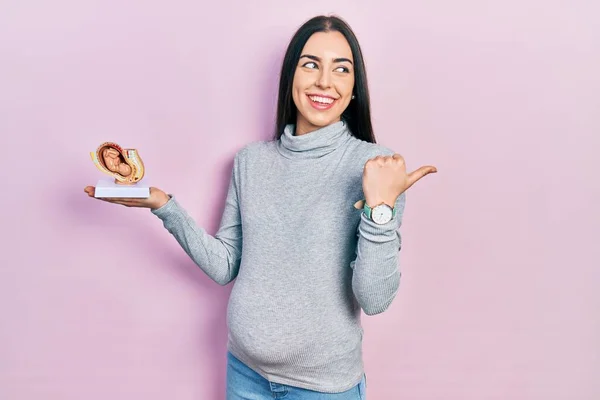 Hermosa Mujer Con Ojos Azules Esperando Bebé Sosteniendo Feto Anatómico — Foto de Stock