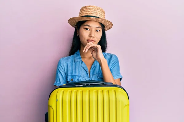 Giovane Donna Cinese Con Cappello Estivo Borsa Mano Sorridente Guardando — Foto Stock