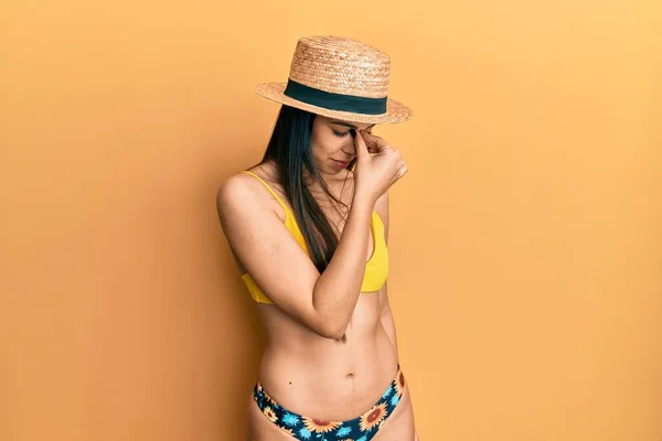 Mujer Hispana Joven Usando Bikini Sombrero Verano Cansada Frotando Nariz —  Fotos de Stock