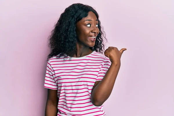 Mooie Afrikaanse Jonge Vrouw Dragen Casual Gestreept Shirt Wijzen Duim — Stockfoto