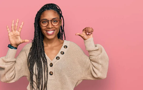 Mujer Afroamericana Vistiendo Ropa Casual Mostrando Señalando Con Los Dedos —  Fotos de Stock