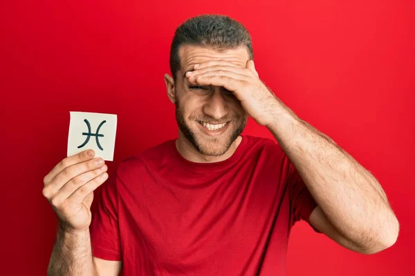 Jeune Homme Caucasien Tenant Papier Avec Des Poissons Signe Zodiaque — Photo