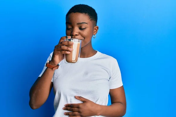 Ung Afrikansk Amerikansk Kvinna Dricka Kopp Kaffe Över Isolerad Blå — Stockfoto