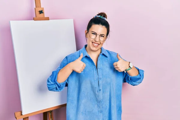 Mujer Hispana Joven Pie Por Caballete Pintor Pie Signo Éxito — Foto de Stock