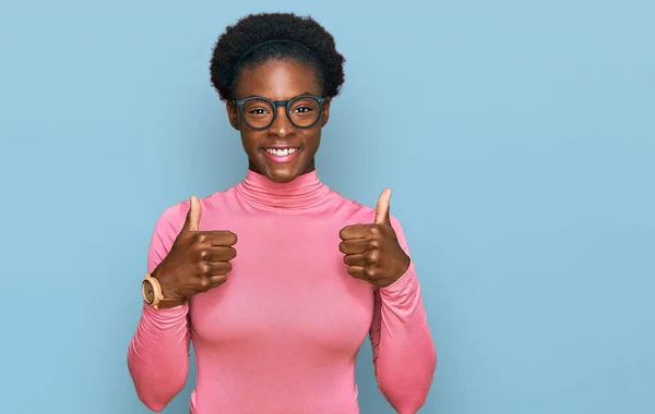 Mladá Afroameričanka Neformálním Oblečení Brýlích Nápisem Úspěch Dělá Pozitivní Gesto — Stock fotografie