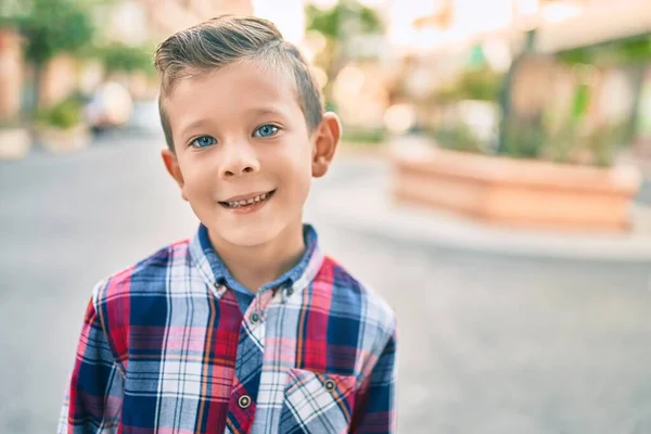 Förtjusande Kaukasiska Pojke Ler Glad Stående Vid Staden — Stockfoto