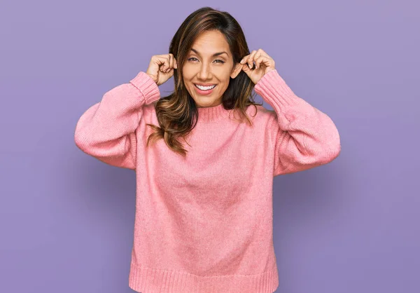 Junge Hispanische Frau Lässiger Kleidung Lächelnd Mit Fingern Ohren Zuziehend — Stockfoto
