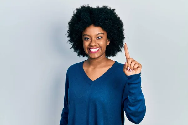 Jonge Afro Amerikaanse Vrouw Draagt Casual Kleding Glimlachend Met Een — Stockfoto