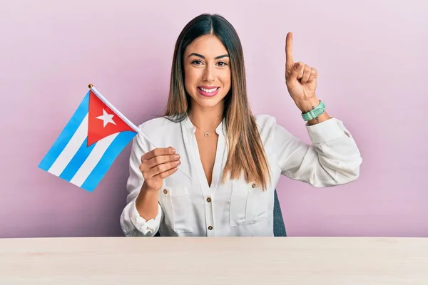 Fiatal Spanyol Kezében Kubai Zászló Asztalon Mosolyogva Egy Ötlettel Vagy — Stock Fotó