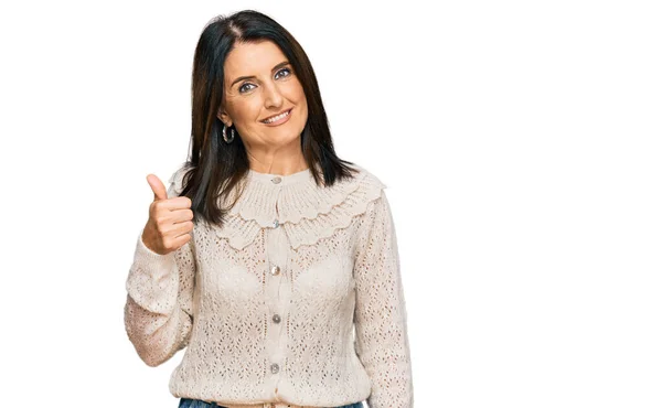 Medioevo Donna Bruna Indossa Vestiti Casual Sorridente Felice Facendo Segno — Foto Stock