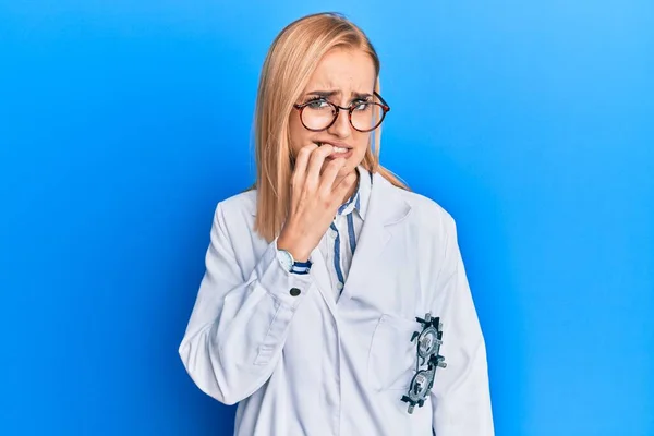 Mulher Oculista Branca Bonita Vestindo Roupão Óculos Optometria Olhando Estressado — Fotografia de Stock