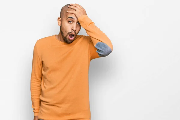 Homem Adulto Hispânico Vestindo Camisola Inverno Casual Surpreso Com Mão — Fotografia de Stock