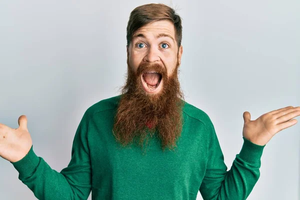 Roodharige Man Met Lange Baard Draagt Casual Kleding Vieren Gek — Stockfoto