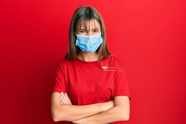 Adolescente Caucasiana Vestindo Máscara Médica Cético Nervoso Desaprovando Expressão Rosto — Fotografia de Stock