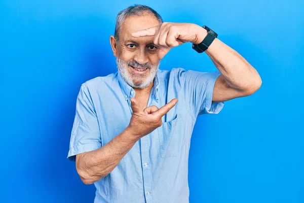 Pohledný Starší Muž Vousy Neformální Modré Košili Usmívající Vytvářející Rámeček — Stock fotografie