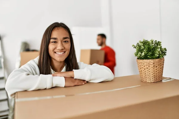 Genç Latin Kadın Gülümsüyor Yeni Evimizde Kartondan Yaslanıyoruz — Stok fotoğraf