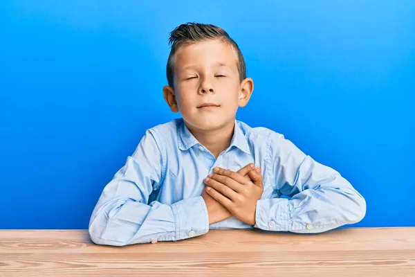 Schattig Blank Kind Met Casual Kleren Tafel Lachend Met Handen — Stockfoto