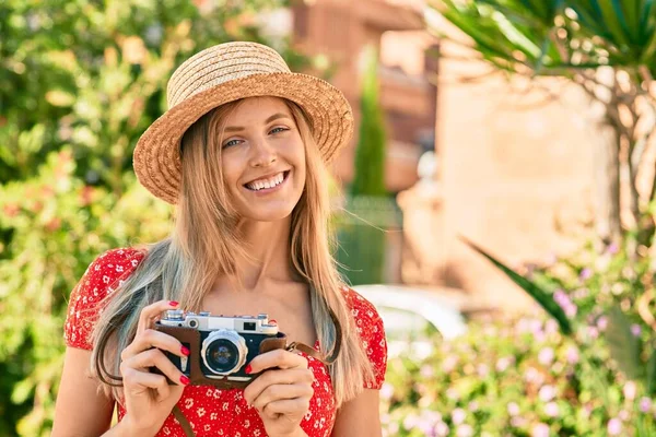 若いですブロンド観光女性身に着けています夏スタイル使用ヴィンテージカメラでザ公園 — ストック写真