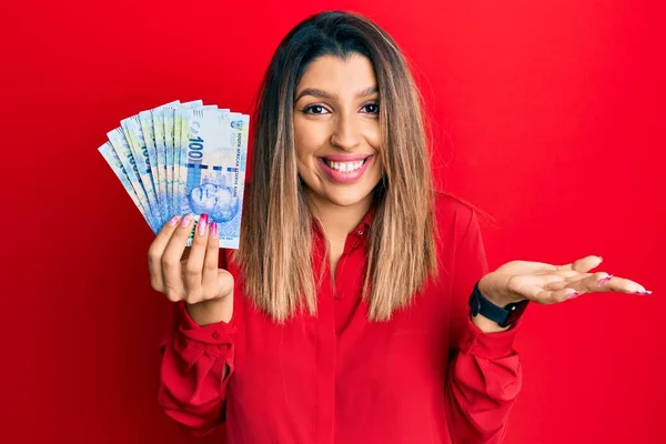 Krásná Brunetka Žena Drží Jihoafrický 100 Rand Bankovky Slaví Úspěch — Stock fotografie