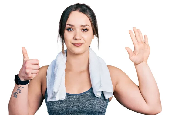 Jong Hispanic Meisje Dragen Sportkleding Handdoek Tonen Wijzen Met Vingers — Stockfoto