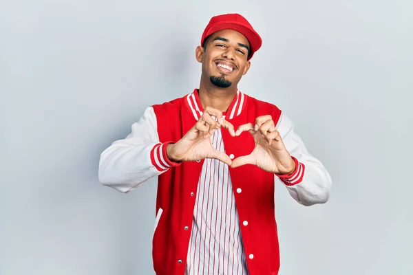 Jovem Afro Americano Vestindo Uniforme Beisebol Sorrindo Amor Fazendo Forma — Fotografia de Stock