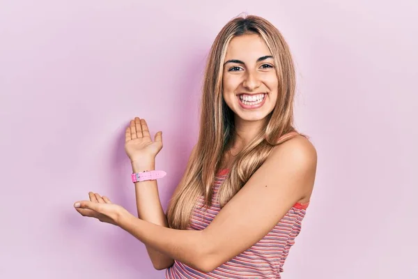 Hermosa Mujer Hispana Con Camiseta Casual Verano Invitando Entrar Sonriente — Foto de Stock