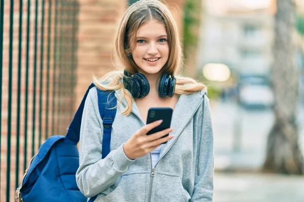 Vackra Kaukasiska Student Tonåring Ler Glad Med Smartphone Staden — Stockfoto