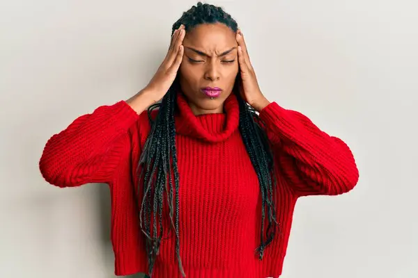 Afrikansk Amerikansk Kvinna Bär Tillfällig Vintertröja Med Hand Huvudet Huvudvärk — Stockfoto