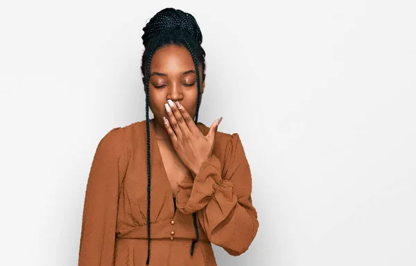 Sıradan Kıyafetler Giyen Afro Amerikalı Genç Bir Kadın Ağzını Eliyle — Stok fotoğraf