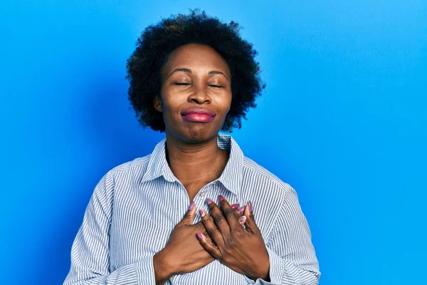 Νεαρή Αφροαμερικανή Γυναίκα Που Φοράει Καθημερινά Ρούχα Χαμογελώντας Χέρια Στο — Φωτογραφία Αρχείου