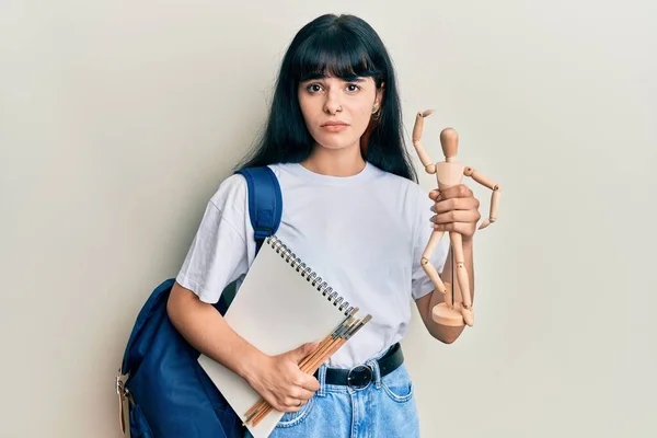 年轻的他的恐慌艺术学生女孩拿着木棍和笔记本 毫无头绪和困惑的表情 怀疑概念 — 图库照片