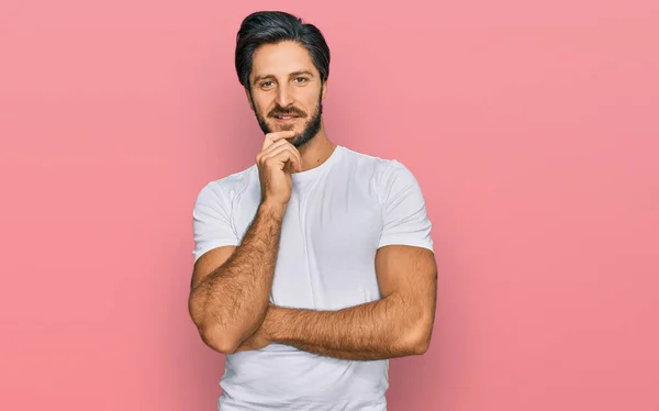 Junger Hispanischer Mann Lässigem Weißem Shirt Der Selbstbewusst Die Kamera — Stockfoto