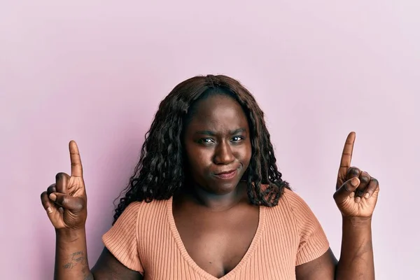 Jeune Femme Africaine Pointant Vers Haut Avec Les Doigts Sceptiques — Photo
