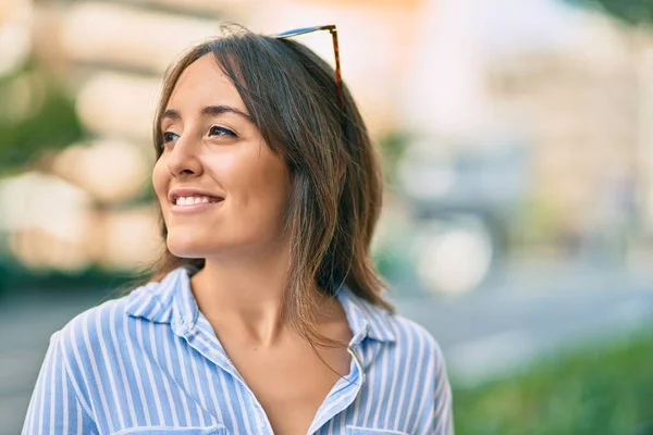 Junge Hispanische Frau Lächelt Glücklich Der Stadt — Stockfoto